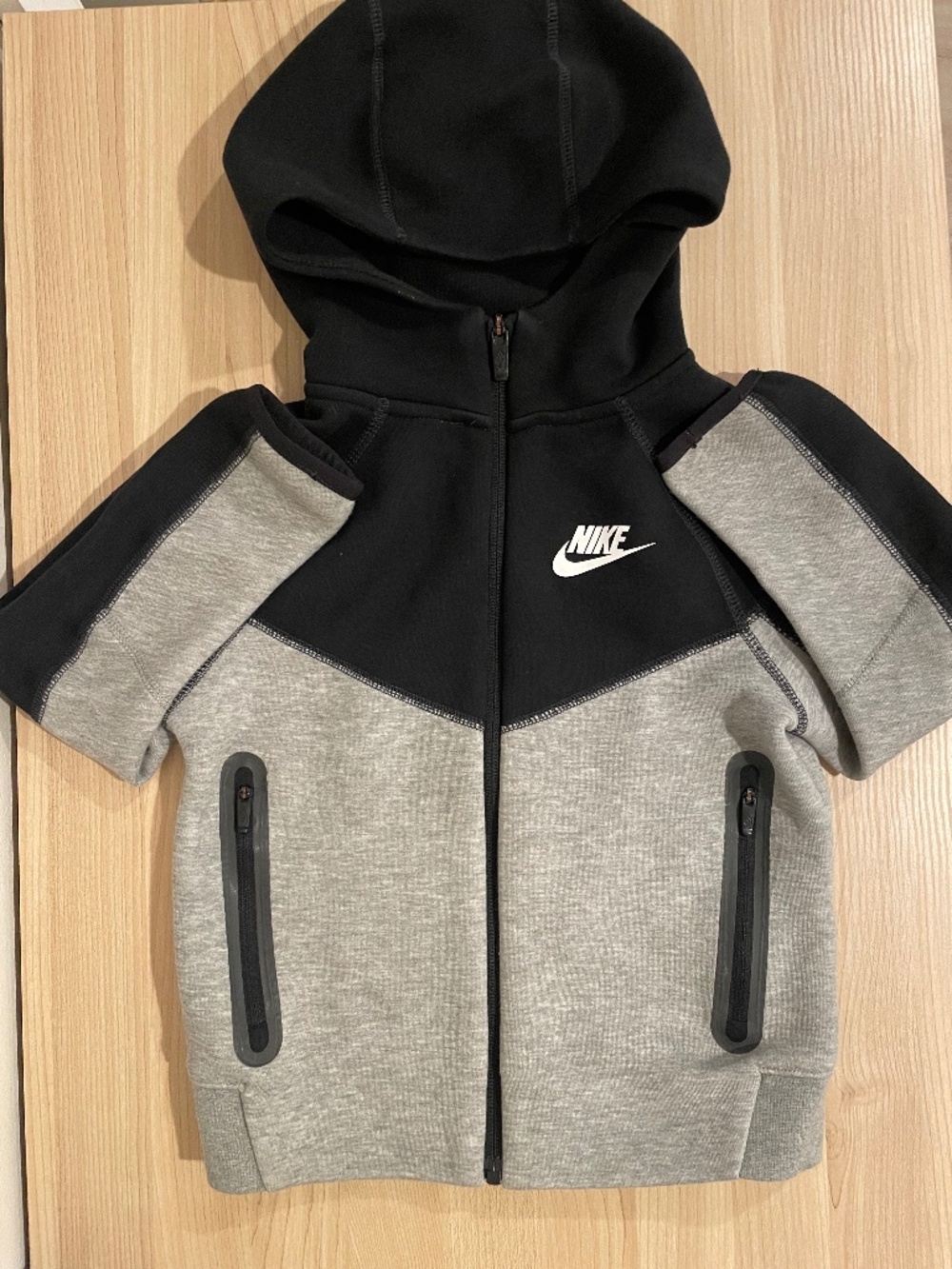 Nike Tech Fleece Set in grey and black - boys size 5